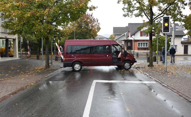 Lieferwagen und Auto krachen zusammen