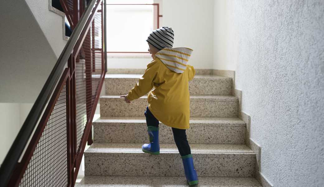 Der Bub wollte nicht mehr zum Vater, die Mutter behielt ihn zu Hause – und wurde gebüsst.  Symbolbild: keystone / Gaetan Bally