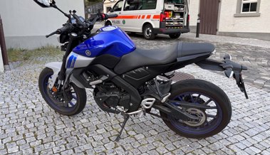 Bremsmanöver zu spät bemerkt: 17-jähriger Motorradfahrer verletzt sich bei Auffahrunfall
