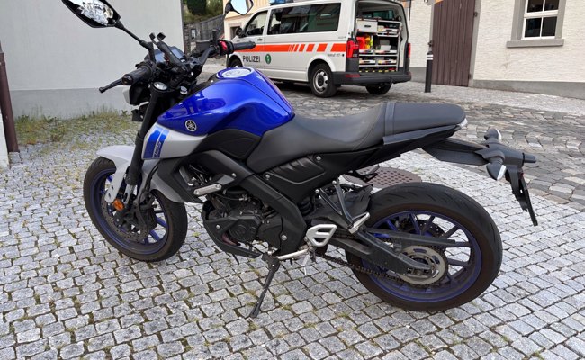 Bremsmanöver zu spät bemerkt: 17-jähriger Motorradfahrer verletzt sich bei Auffahrunfall
