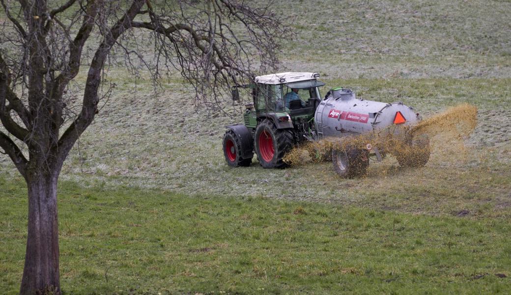 Nur unter bestimmten Voraussetzungen erlaubt: Ein Landwirt fährt im November Gülle aus.