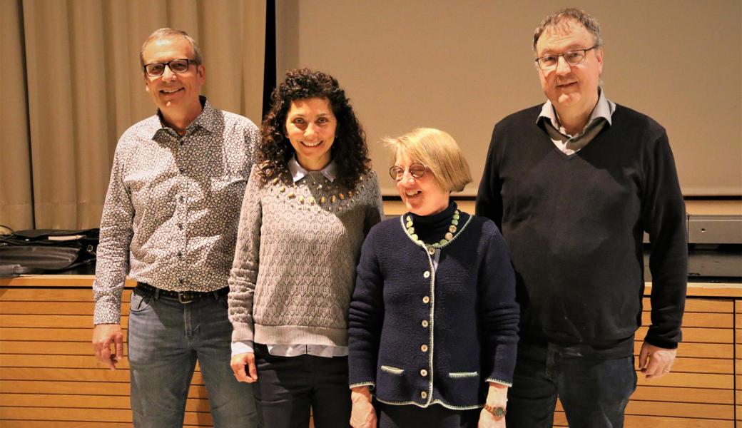 Schulratspräsident Ivo Riedi (von links), Schulsekretärin Nilgün Sönmez, Schulrätin Irene Gubelmann und Schulleiter Markus Waser.