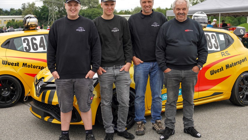 Das Team Wuest Motorsport am Slalom Röthis (von links): Gian, Nico, Reto und Josef Wüst. Gian und Nico sind die Söhne von Reto Wüst – Nico ist noch nicht 18-jährig und darf daher trotz Rennlizenz nur auf der Rundstrecke in Hockenheim fahren. Reto ist Geschäftsführer und Inhaber der Garage Wüst in Diepoldsau, Josef sein Vater. Das Team Wuest Motorsport am Slalom Röthis (von links): Gian, Nico, Reto und Josef Wüst. Gian und Nico sind die Söhne von Reto Wüst – Nico ist noch nicht 18-jährig und darf daher trotz Rennlizenz nur auf der Rundstrecke in Hockenheim fahren. Reto ist Geschäftsführer und Inhaber der Garage Wüst in Diepoldsau, Josef sein Vater.