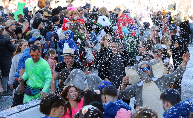 Tausende feierten an der Dorffasnacht im Konfettiregen