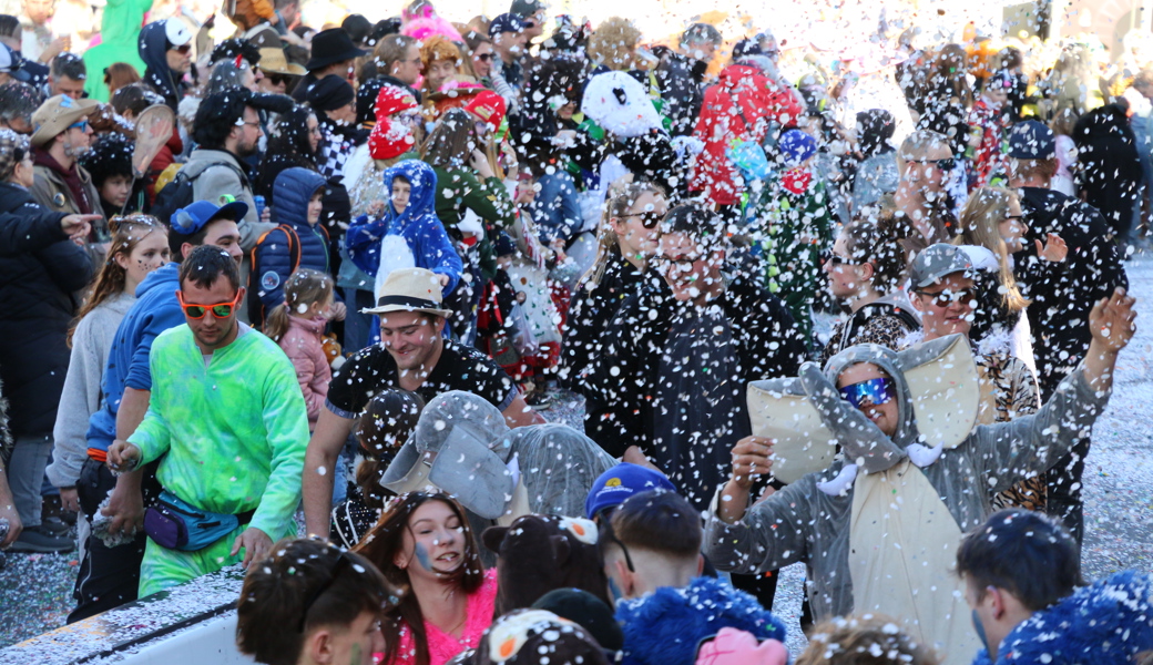 Tausende feierten an der Dorffasnacht im Konfettiregen