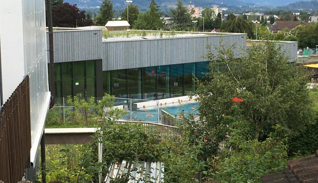 Selbst wenn im «Sprudelbad», dem Aussenpool des neuen Altstätter Hallenbades, in angemessener Lautstärke gesprochen wird, können die Nachbarn jedes Wort verstehen. Das ist ein Problem, das gelöst werden soll. 