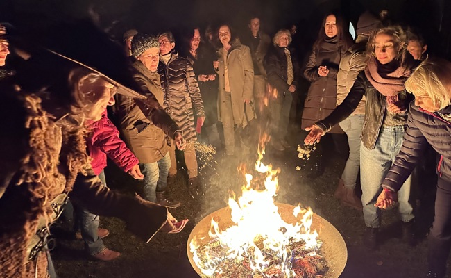 Die Perchtawiiber feiern mit einer angenehmen Dosis Aberglaube