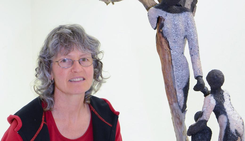 Ursi Vincenz-Ledergerber aus Andiast zeigt im Stellwerk ihre speziellen Plastiken.