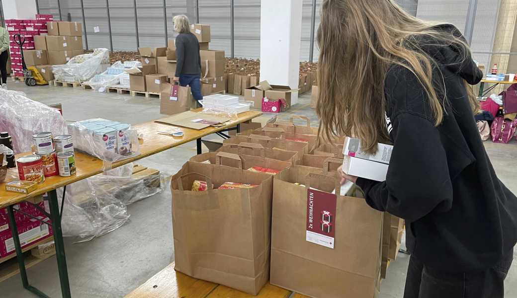 Freiwillige des SRK Kanton St. Gallen verpacken Waren für die Aktion «2× Weihnachten».