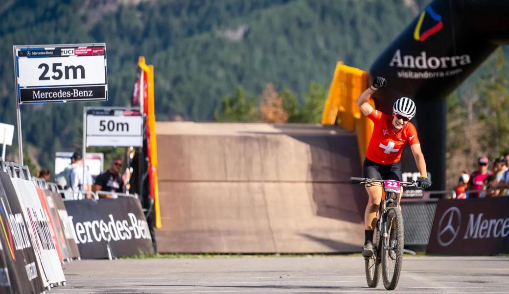 Ronja Blöchlinger jubelte in Andorra im Trikot der Schweizer Meisterin über ihren ersten Podestplatz im Weltcup.  Ronja Blöchlinger jubelte in Andorra im Trikot der Schweizer Meisterin über ihren ersten Podestplatz im Weltcup.