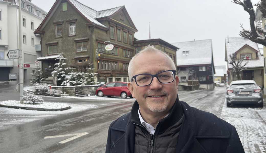 Ortsgemeindepräsident Jürg Hengartner hält eine Renovation des «Rebstock»-Gebäudes (Hintergrund), wie die Denkmalpflege sie wünscht, für unsinnig. 