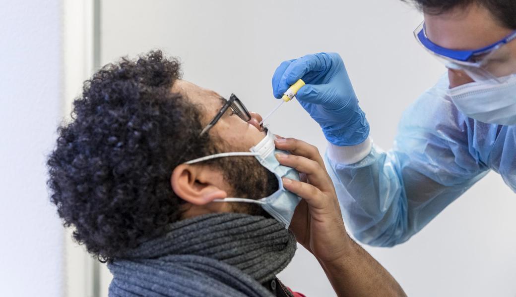 Wer reisen will, muss die Test-Prozedur meist über sich ergehen lassen. 