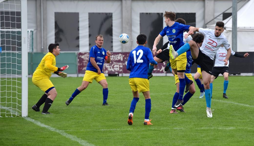 Sechs Minuten vor Schluss der regulären Spielzeit gelang den Gästen durch Colonna (verdeckt) das Anschlusstor zum 2:4 aus ihrer Sicht - es war der Auftakt zur Aufholjagd.