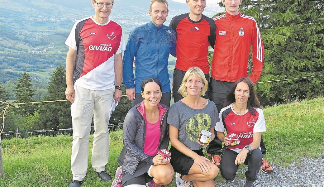 Schwammlauf 2018: (oben v. l.) Präsident Heinz Brunner, Thomas Nauer (3.), Urban Signer (1.), Stefan Althaus (2.), (unten v. l.) Fabienne Volz (2.), Melanie Herzog (1.), Sandra Lichtensteiger (3.).Bilder: Ulrike Huber