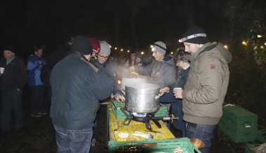 Fröhliche Menschen aus dem Nebengraben feiern Waldweihnacht