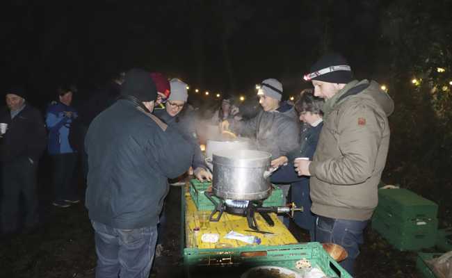 Fröhliche Menschen aus dem Nebengraben feiern Waldweihnacht