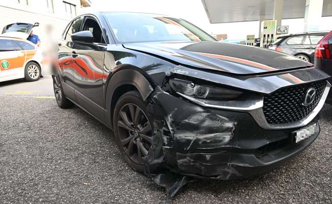 Betrunkener steuert seinen Wagen in ein anderes Auto und gegen eine Wand