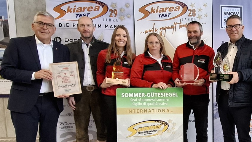 Das Team der Hoher Kasten Drehrestaurant und Seilbahn AG nahm mit Freude die Auszeichnungen entgegen. V.l.n.r: Josef Schwaiger (Landesrat von Salzburg), Christian Müller (Geschäftsführer Team M2), Nina Ergens (Leiterin Marketing, HKDS), Sibylle Keller (Seilbahn-Mitarbeiterin, HKDS), Werner Gantenbein (Seilbahn-Mitarbeiter, HKDS), Jonny Dörig (Verwaltungsrats-Präsident, HKDS) Das Team der Hoher Kasten Drehrestaurant und Seilbahn AG nahm mit Freude die Auszeichnungen entgegen. V.l.n.r: Josef Schwaiger (Landesrat von Salzburg), Christian Müller (Geschäftsführer Team M2), Nina Ergens (Leiterin Marketing, HKDS), Sibylle Keller (Seilbahn-Mitarbeiterin, HKDS), Werner Gantenbein (Seilbahn-Mitarbeiter, HKDS), Jonny Dörig (Verwaltungsrats-Präsident, HKDS)