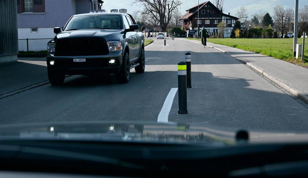 Manche warten den Gegenverkehr nicht ab, sondern fahren halb auf dem Trottoir rechts an den Pfählen vorbei. 