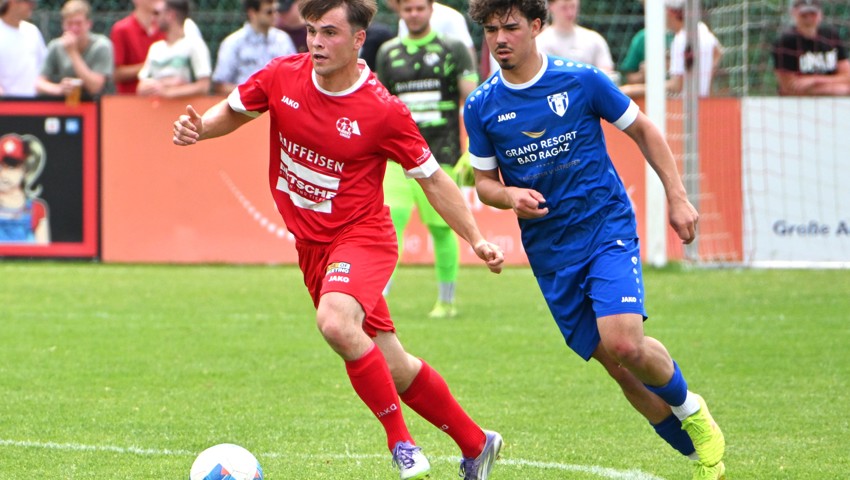 Im letzten Direktduell besiegte der FC Montlingen (mit Curdin Zoller, links) Bad Ragaz mit 5:1.