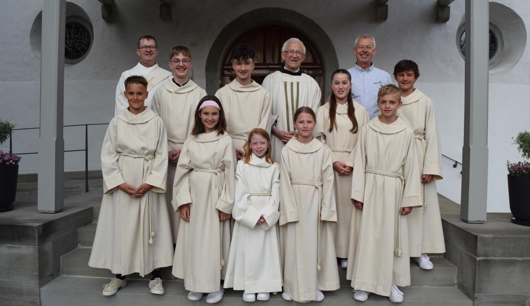 Montlingen: Hinten (v.l.): Diakon Donat Haltiner, scheidende Ministranten Philipp, Franco, Pater Josef, scheidende Ministrantin Anna, Mesmer Fredi Haltiner, scheidender Ministrant Kjetil Vorne (v.l.): scheidender Ministrant Arien, neue Ministrantinnen Malin, Leonie, Jessica, scheidender Ministrant Maximilian