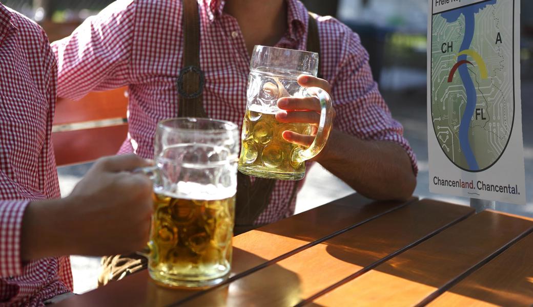 Wir stossen an auf unsere neue, freie Republik am Alpenrhein: Prost!
