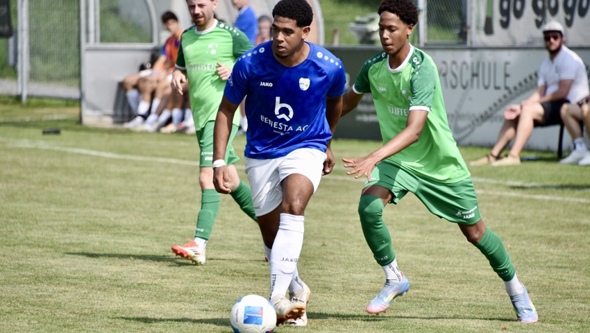 Rebsteins Manoah Egbon (rechts) folgt seinem Bruder Kevin (links) zum FC Widnau.