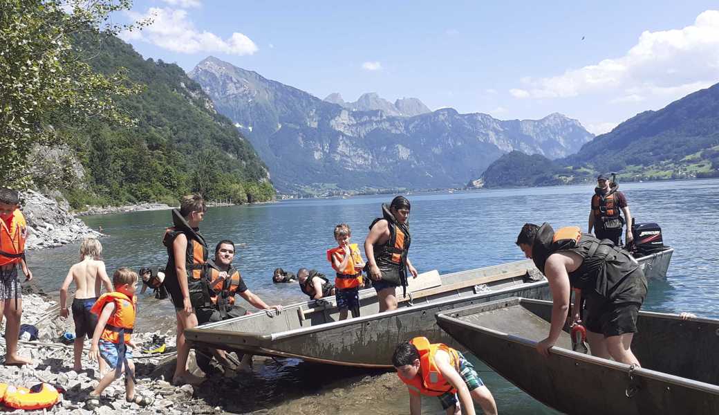 Jungpontoniere werden im Rudern, Schnüren, Schwimmen und Motorbootfahren ausgebildet. 