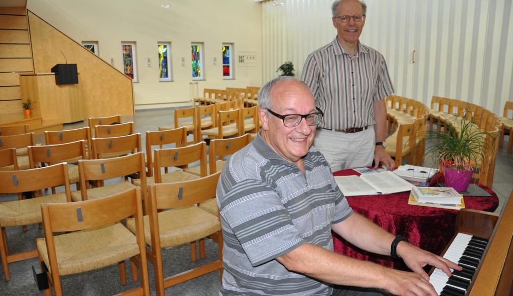 Im Vordergrund der Heerbrugger Schulstartfeier steht der Gemeinschaftssinn. Schulleiter Jürg Lutz begleitet am Klavier, der evangelische Pfarrer Ronald Kasper spricht die Begrüssungsworte.