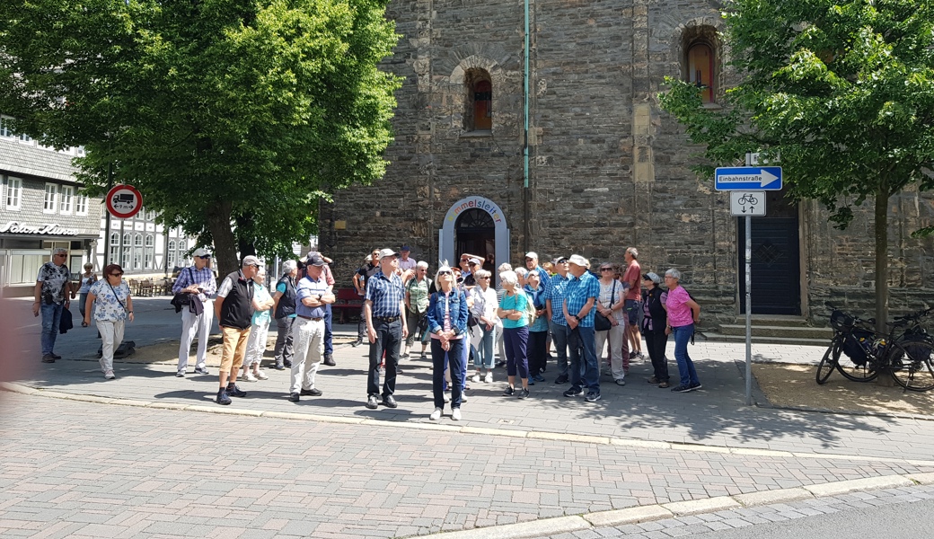  Neben dem Wandern war für die SAC-Senioren immer wieder Geschichtsstunde angesagt, so auch vor der Marktkirche in Goslar.