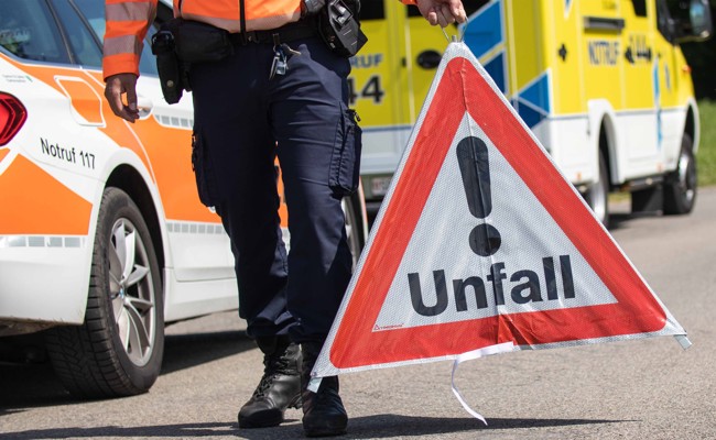 80-Jähriger Autofahrer stösst mit 16-jähriger Töfflenkerin zusammen