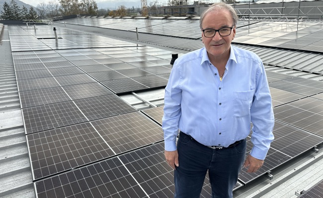«Kunden fordern Produktion mit grünem Strom»: Pemat AG erweitert PV-Anlage