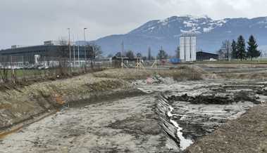 Keine Bäume nahe beim Gefängnis mehr, weil die Strasse verlegt wird