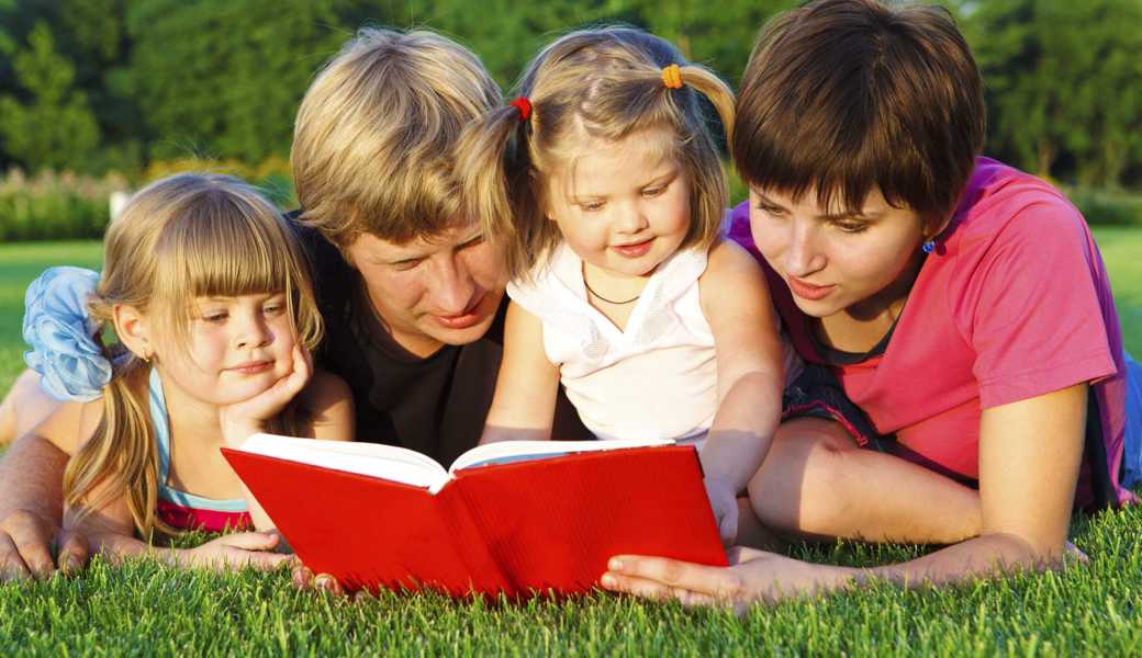 Eltern werden im Projekt «Wie der Schnabel wächst» darin unterstützt, eine kindgerechte Umgebung zu schaffen. Lesen sie ihren Kindern vor, lernen diese, sich in ihrer Erstsprache auszudrücken.