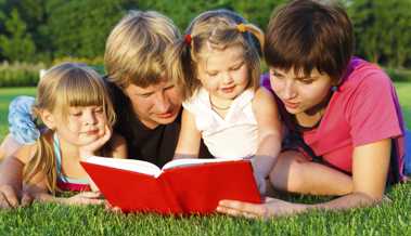 Kinder entdecken ihre Sprache an Hausbesuchen und lernen, sich in der Gesellschaft zurechtzufinden Kinder entdecken ihre Sprache an Hausbesuchen und lernen, sich in der Gesellschaft zurechtzufinden