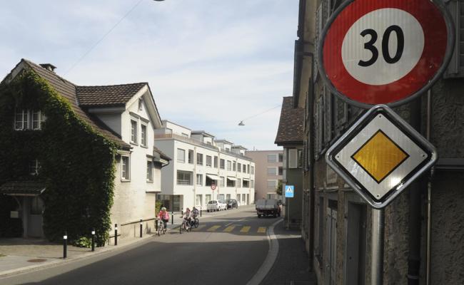 Zwangsbremsen vor dem Zebrastreifen