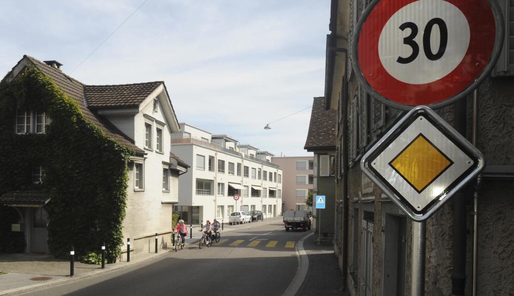Selbst wenn die Churerstrasse weiterhin eine Hauptstrasse ist: Auf diesem Teilstück gilt jetzt eine Tempolimite von 30 km/h.