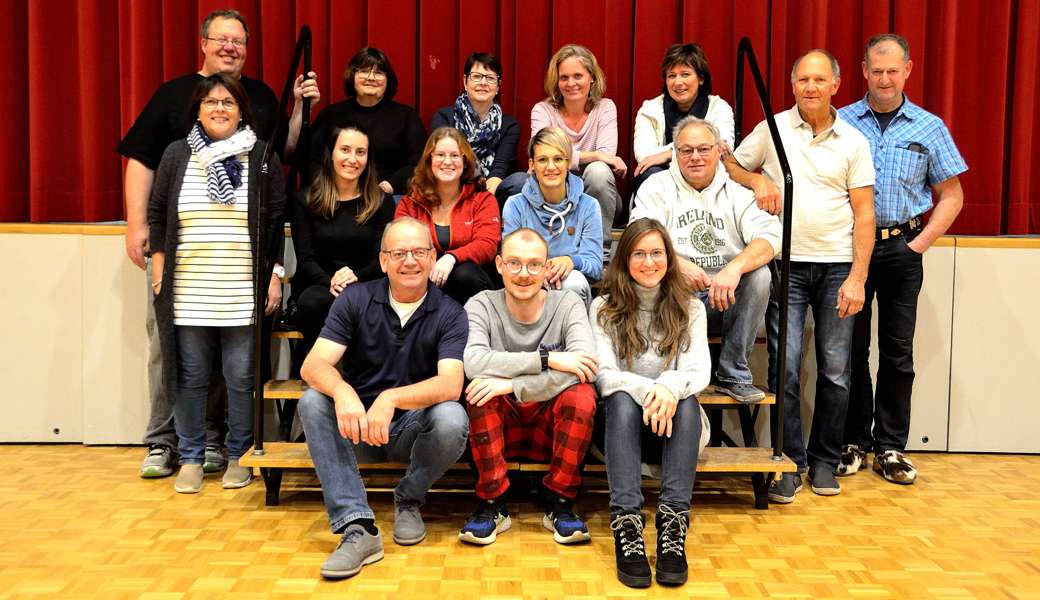 Die Schauspielcrew des Laientheaters Wolfhalden unter der Regie von Carolin Kugler (links). 