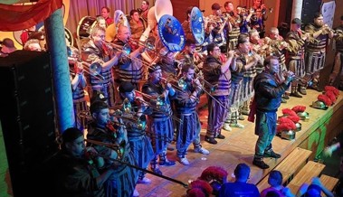 Mit und ohne Verkleidung: Volles Haus an der Guggenparty der Bazzaschüttler