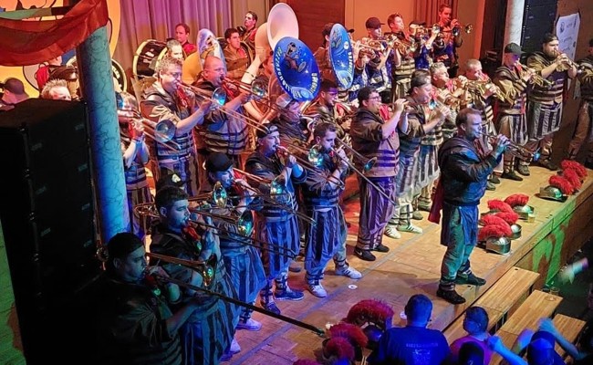 Mit und ohne Verkleidung: Volles Haus an der Guggenparty der Bazzaschüttler