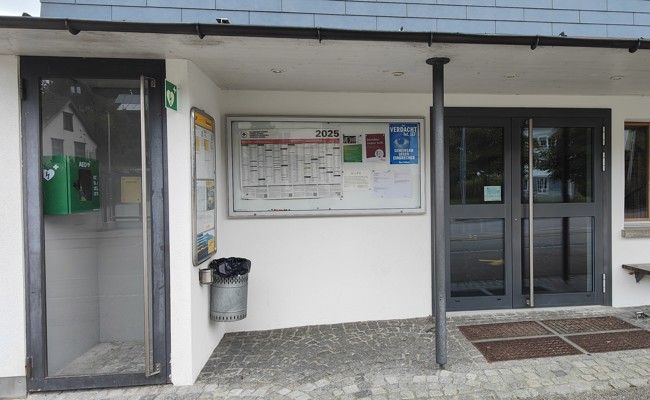 Steuerfuss bleibt – Defibrillator in ehemaliger Telefonkabine installiert