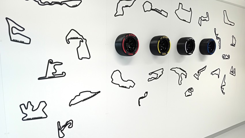 Vor dem Eingang sind die Layouts der Formel-1-Strecken zu sehen. Vor dem Eingang sind die Layouts der Formel-1-Strecken zu sehen.