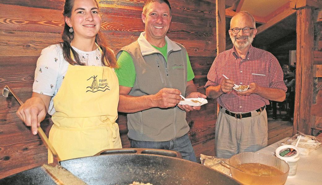 Ribelköchin Corina Oppliger, Peter Eugster und Hans Oppliger vom Verein Rheintaler Ribelmais stehen hinter ihrem Produkt. Bild: Hildegard Bickel