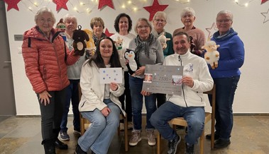 Strickrunde spendet an «helpiS»