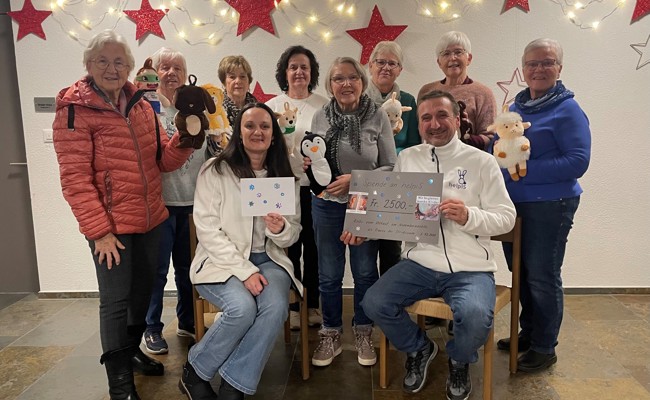 Strickrunde spendet an «helpiS»