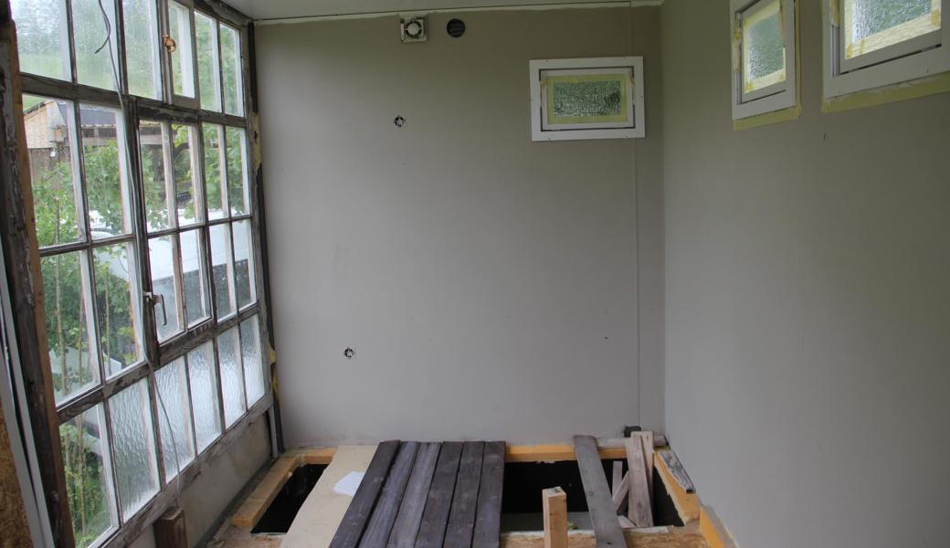Die Vertiefung dient dem Einbau einer Toilette mit klappbarem Lavabo sowie eines Büros. Darüber wird sich das Bett befinden.