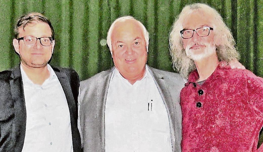 Dominik Gebert (v. l.) wird von Präsident Hans Keel im Vorstand willkommen geheissen. Joggi Gamper, seit der Gründung im Vorstand, wird verabschiedet.
