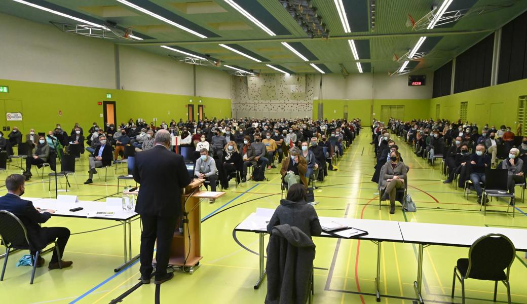 Die Bürgerversammlungen von Stadt und Schulen fanden mit Corona-Schutzkonzept in der Schöntalhalle statt und dauerten zusammen über vier Stunden.