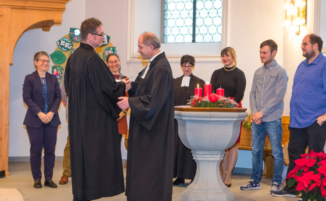 Neuer reformierter Pfarrer feierlich ins Amt eingesetzt