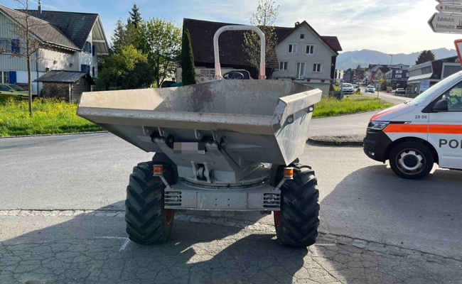Beim Abbiegen Mittelinsel touchiert und vom Arbeitskarren gestürzt